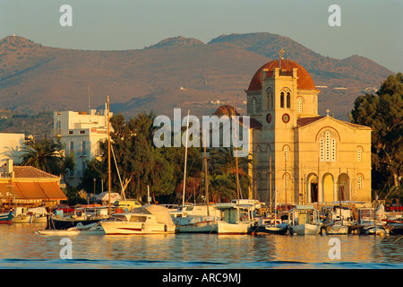 Église du Village et le bord de l'eau, Égine, Îles Argosaronique, Grèce, Europe Banque D'Images