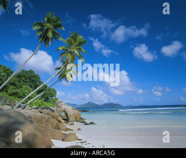 La Digue, Anse sévère avec en arrière-plan l'île de Praslin, Seychelles, océan Indien, Afrique Banque D'Images