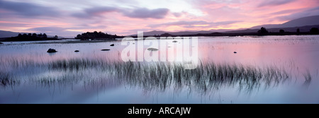 Loch Ba' au lever du soleil, Rannoch Moor, Western Highlands, Ecosse, Royaume-Uni, Europe Banque D'Images