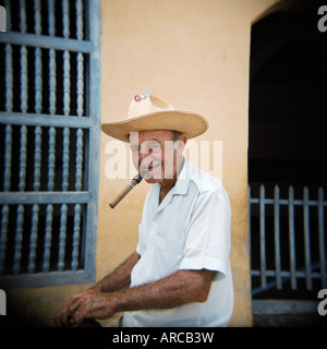 Vieil homme fumeur de cigare, Trinidad, Cuba, Antilles, Amérique Centrale Banque D'Images