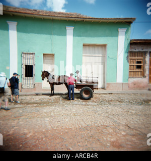 Deux hommes à cheval et panier, Trinidad, Cuba, Antilles, Amérique Centrale Banque D'Images