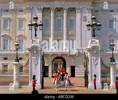 Transport de quitter le palais de Buckingham, Londres, Angleterre, Royaume-Uni Banque D'Images