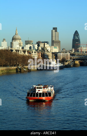 Ville de ville de Londres au-delà de l'Embankment Tamise vus de Waterloo Bridge avec style bateau Bateaux mouches tour Banque D'Images