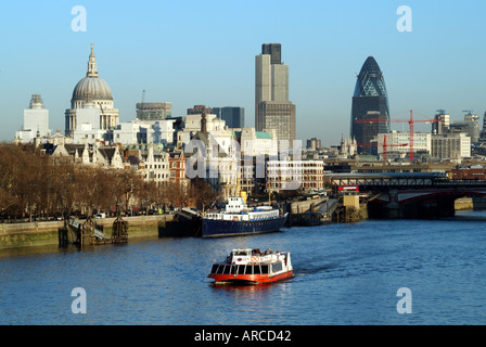 Ville de ville de Londres au-delà de l'Embankment Tamise vus de Waterloo Bridge avec style bateau Bateaux mouches tour Banque D'Images