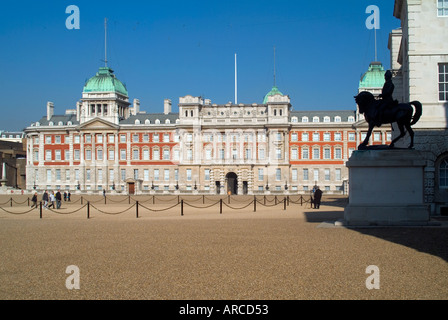 La patrerie de toit en cuivre vert des bureaux de l'ancienne amirauté est désormais utilisée par le bureau des étrangers et du Commonwealth sur le terrain de parade des gardes à cheval de Londres Banque D'Images