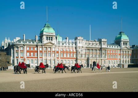 Cavalerie de la famille arrivant sur Horse Guards Parade pour changer la cérémonie de la Garde Admiralty extension bâtiment au-delà de Westminster Londres Angleterre Royaume-Uni Banque D'Images