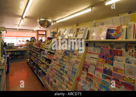L'épicerie du village de rayonnages et de marchandises à l'égard de l'article bureau de poste Banque D'Images