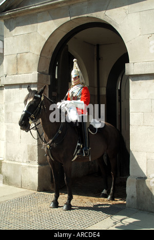 London Whitehall monté le cavalier de la Household Cavalry régiment monté la garde vie service de sentinelle entrée de Horseguards Banque D'Images