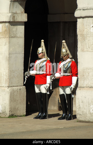 London Whitehall pied le cavalier de la Household Cavalry régiment monté la garde de l'évolution des gardes vie entrée de Horseguards Banque D'Images