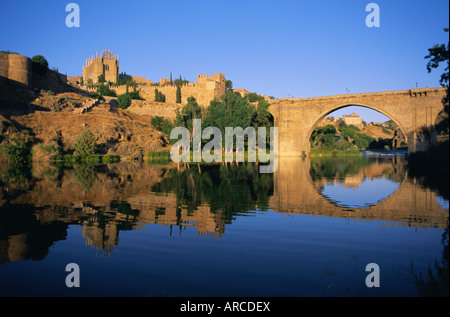 Monastère de San Juan de los Reyes et San Martin Pont sur le Rio Tajo (Tage), Tolède, Castille la Manche, Espagne Banque D'Images