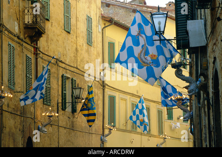 Drapeaux de l'Onda (ondes) via dans la Via Giovanni Dupre, Sienne, Toscane, Italie, Europe Banque D'Images