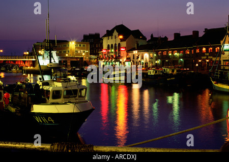 Le Vieux Port, éclairé au crépuscule, Weymouth, Dorset, Angleterre, Royaume-Uni, Europe Banque D'Images