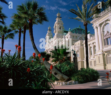 Le Casino à partir de la terrasse sud, palmiers et fleurs en premier plan, Monte Carlo, Monaco, Europe Banque D'Images