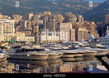 Vedette à moteur à l'ancre et les tours d'habitation au-dessus du port, La Condamine, Monaco, Europe, Méditerranée Banque D'Images