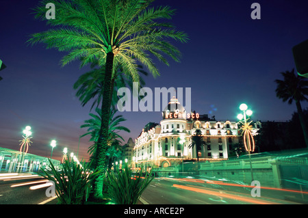 La Promenade des Anglais et Hôtel Negresco de nuit, Nice, Alpes Maritimes, Provence, Côte d'Azur, Méditerranée, France Banque D'Images