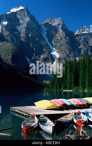 Location de canoës sur la rive du lac Moraine, avec vue sur les Crêtes Wenkchemna, Banff National Park, Alberta, Canada Banque D'Images