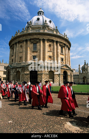 Encaenia, dignitaires de l'université en passant en face de la Radcliffe Camera, Oxford, Oxfordshire, Angleterre, Royaume-Uni (R.-U.) Banque D'Images