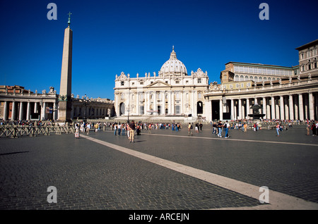 Piazza San Pietro (St. Peter's Square), vue de la Basilique Saint-Pierre, Vatican, Rome, Latium, Italie, Europe Banque D'Images