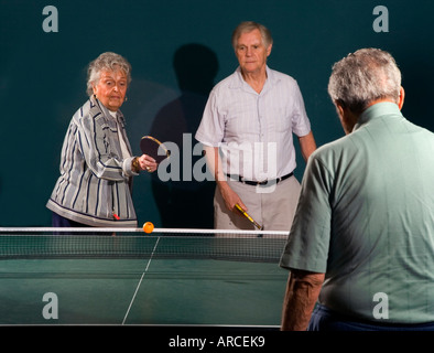 Les hommes âgés et les femmes âgées de leur 70 s pour leur 90 s jouer ping pong Banque D'Images