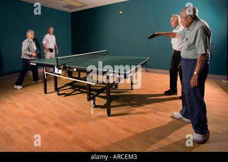 Les hommes âgés et les femmes âgées de leur 70 s pour leur 90 s jouer ping pong modèle libération Banque D'Images