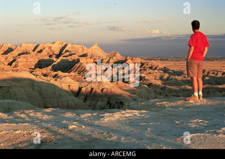 Plus de visiteurs à la recherche de paysage sauvage les Badlands Loop Road près de Panorama Point, Badlands National Park, South Dakota, USA Banque D'Images