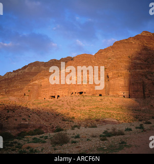 Palais nabatéens tombeau et tombeau corinthien, 1er siècle de notre ère, sur la falaise est de Wadi Musa, Petra, Jordanie Banque D'Images