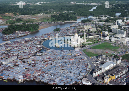 La mosquée Omar Ali Saifuddin et ville, Bandar Seri Begawan, Brunei (île de Bornéo) Banque D'Images