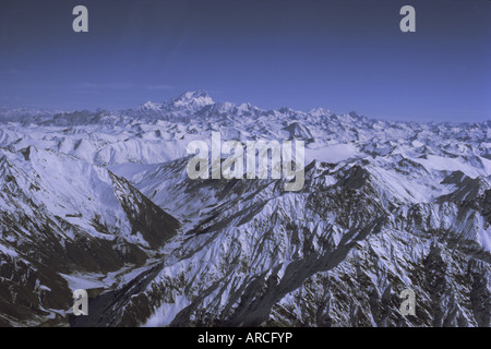 Vue aérienne de la chaîne de montagnes de l'Himalaya, avec Nanga Parbat, 8125m, vu du sud-ouest, passant au-dessus d'autres montagnes, Pakistan Banque D'Images