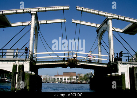 Pont Magere Brug Amstel Amsterdam Amsterdam City Music Hall et de l'Opéra Muziektheater Stopera Pays-bas sur l'Amstel Banque D'Images