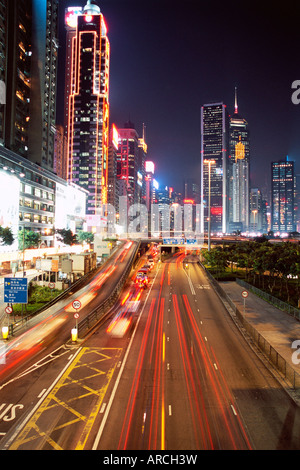 Nuit à Gloucester Road, Causeway Bay, Hong Kong Island, Hong Kong, Chine, Asie Banque D'Images