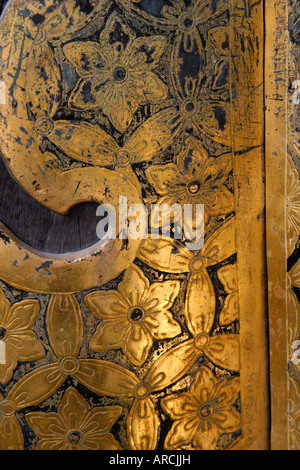 Un gros plan détail de la porte dorée Karamon, Château de Nijō, Palais Ninomaru Nijo-jo) (Kyoto, Japon Banque D'Images