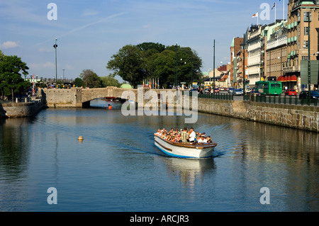 Les touristes appréciant un voyage canalboat près de l'os malaire Bron Pont sur le hamnkanalen dans le centre de Malmö Suède Banque D'Images