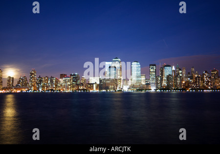 Pleine lune sur l'horizon de Manhattan inférieure de l'autre côté de la rivière Hudson, New York City, New York, USA, Amérique du Nord Banque D'Images