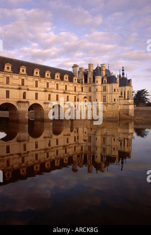 Chateau de Chenonceaux, reflétée dans l'eau, vallée de la Loire, Centre, France, Europe Banque D'Images