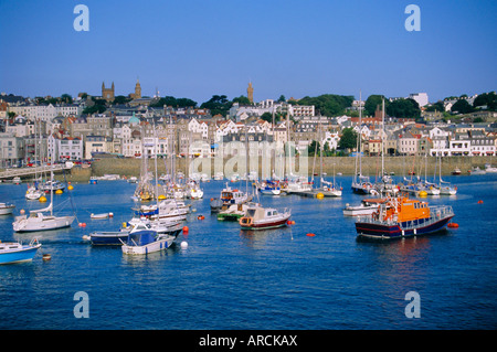 Les petits bateaux à St Peter Port, Guernsey, Channel Islands, Royaume-Uni Banque D'Images