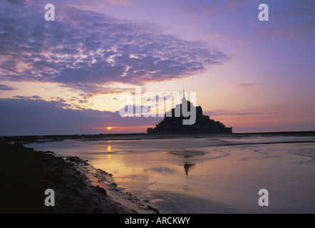 Mont-Saint-Michel (Mont-St. Michel) au coucher du soleil, Site du patrimoine mondial de l'UNESCO, La Manche, la région Basse Normandie (Normandie), France Banque D'Images
