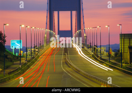 (Première vieille) Severn Bridge at Dusk, Avon, England, UK Banque D'Images