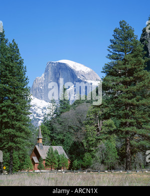 Demi Dôme mountain peak et la chapelle, construite en 1879, l'édifice le plus ancien encore en usage, Yosemite National Park, California, USA Banque D'Images