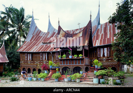 Maison de ferme traditionnelle Minangkabau de Sumatra Indonésie Pandai Sikek Banque D'Images