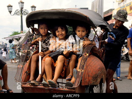 Java Yogyakarta Indonésie vélo tricycle filles Banque D'Images