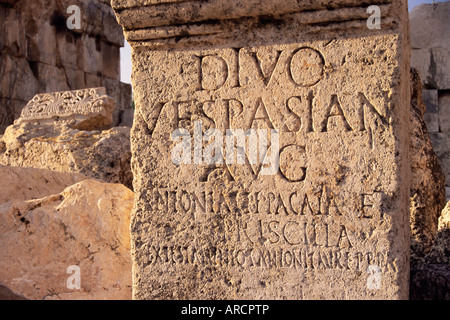 L'inscription sur pierre dans la grande cour, temple de Baalbek, UNESCO World Heritage Site, Liban, Moyen-Orient Banque D'Images