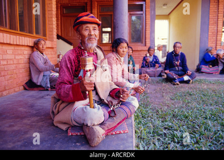 Homme Tibétain Karma Lobsang spinning à prières, Tashiparkhel camp tibétain, Pokhara, Népal Banque D'Images