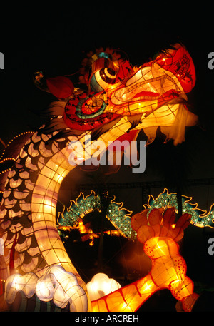 Les feux de dragon du Star Ferry Terminal sur prise chinois, Hong Kong, Chine, Asie Banque D'Images