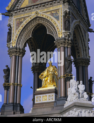 Statue du Prince Albert, époux de la reine Victoria, l'Albert Memorial, Les Jardins de Kensington, Londres, Angleterre, Royaume-Uni, Europe Banque D'Images