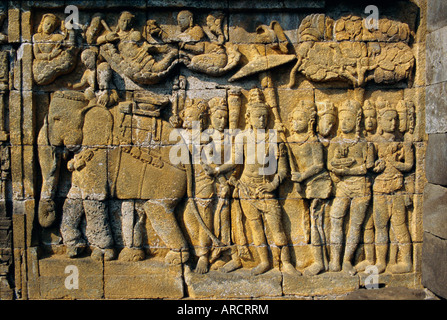 Sculptures en relief sur les frises sur mur extérieur du temple bouddhiste, Borobodur (Borobudur), Java, Indonésie Banque D'Images