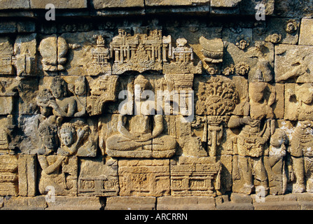 Sculptures en relief sur les frises sur mur extérieur du temple bouddhiste, Borobodur (Borobudur), Java, Indonésie Banque D'Images