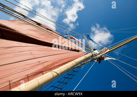 Voiles rouge sur voilier qui prend les touristes pour une croisière au coucher du soleil, Key West, Floride, États-Unis d'Amérique, Amérique du Nord Banque D'Images