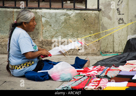 Tisser sur rue, la Ville d'Oaxaca, Oaxaca, Mexique, Amérique du Nord Banque D'Images