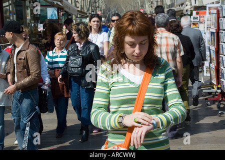 Fille avec maillot vert en attente dans les Ramblas, Barcelone, Catalogne, Espagne Banque D'Images