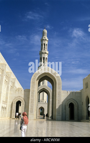 Western woman en tenant dans la magnifique architecture islamique moderne. Grande Mosquée Sultan Qaboos. Al - Abidjan Marcory Zone 4 Oman Banque D'Images